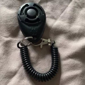 Ontvangen draagbare hondentrainingsclicker van klant J***e.